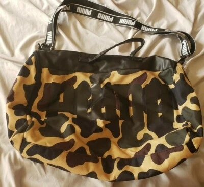 Bolso de Gimnasio Puma Camuflado Para Mujer Usado Precio de Venta sugerido por el fabricante $100 8"W x 14"H x 20" L Bolsillo con Cremallera Foto 1 de 4