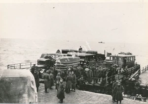 Foto Kriegsmarine Sturmboot Kommando 906 bringt Bau Battl. 128 nach Werde M1.80 - Photo 1/2
