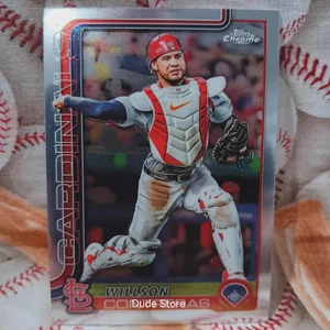2025 Topps Chrome - Willson Contreras #82 - St. Louis Cardinals - Picture 1 of 2