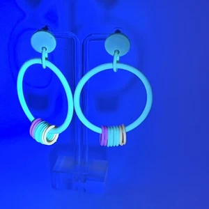 Boucles d'oreilles légères en plastique percé rétro années 80 néon cerceau - Photo 1/6