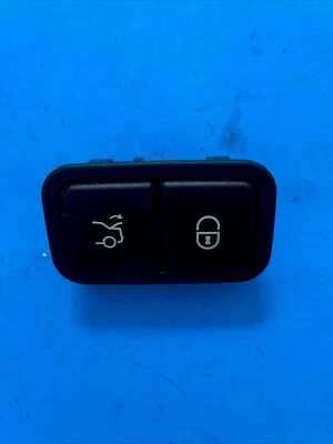 2015-2017 MERCEDES-BENZ CLS400 - Trunk LID Release Switch / Button 2208211479 - Изображение 1 из 3