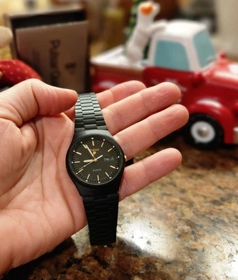 Reloj Pulsar Vintage Cara/Banda Negra Día Fecha 36mm Y113-7039 Funciona Batería Nueva Foto 1 de 4