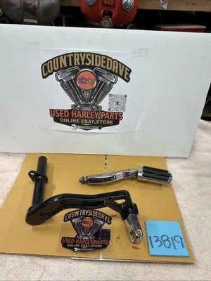 Soporte de montaje de clavija de pie de pasajero Harley Dyna 1994-2005 94-05  Foto 1 de 4