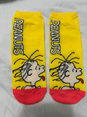 Peanuts Snoopy Single Pair Socks  Adult 7-9  NEW - Image 1 of 2