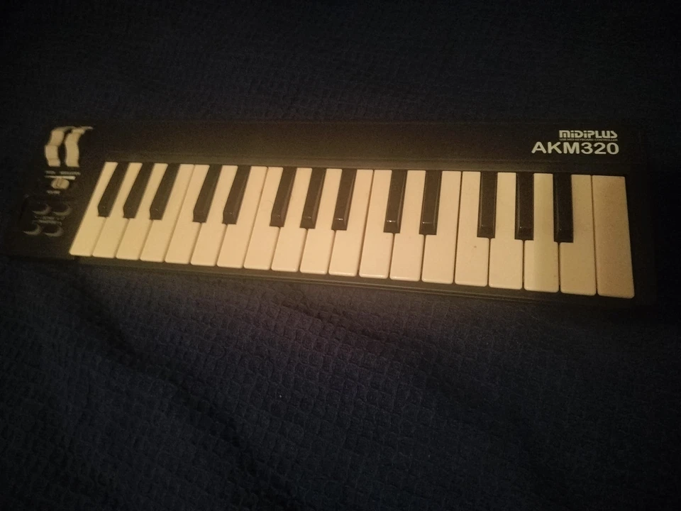 Midiplus AKM320 Midi Keyboard Controller - Image 1 of 1