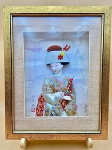 Vintage japanische Geisha / 3D Shadow Box Seide / Textilkunst mit Rahmen / Aufhängung - Bild 1 von 13