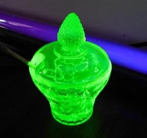 Summit Art Glass by Westmoreland Strawberry Jam Jar w/lid and spoon Vaseline - Picture 1 of 9
