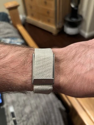 Nueva banda Whoop mg/5.0 (con logo) color tostado (duna) con ribete/cierre/eslabón plateado Foto 1 de 3