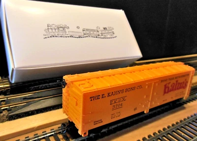 TYCO T329H:249 HO Scale 40' SCRIBED WOOD SIDE REEFER with KD's "KAHN'S" - Image 1 of 4