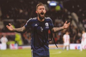SCHOTTLAND & SHEFFIELD MITTWOCH: STEVEN FLETCHER SIGNIERT 6x4 ACTIONFOTO + COA - Bild 1 von 1