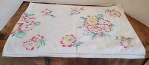 Tovaglia vintage bianca con fiori rossi tenui shabby chic 51" x 64" ARTIGIANALE - Foto 1 di 12