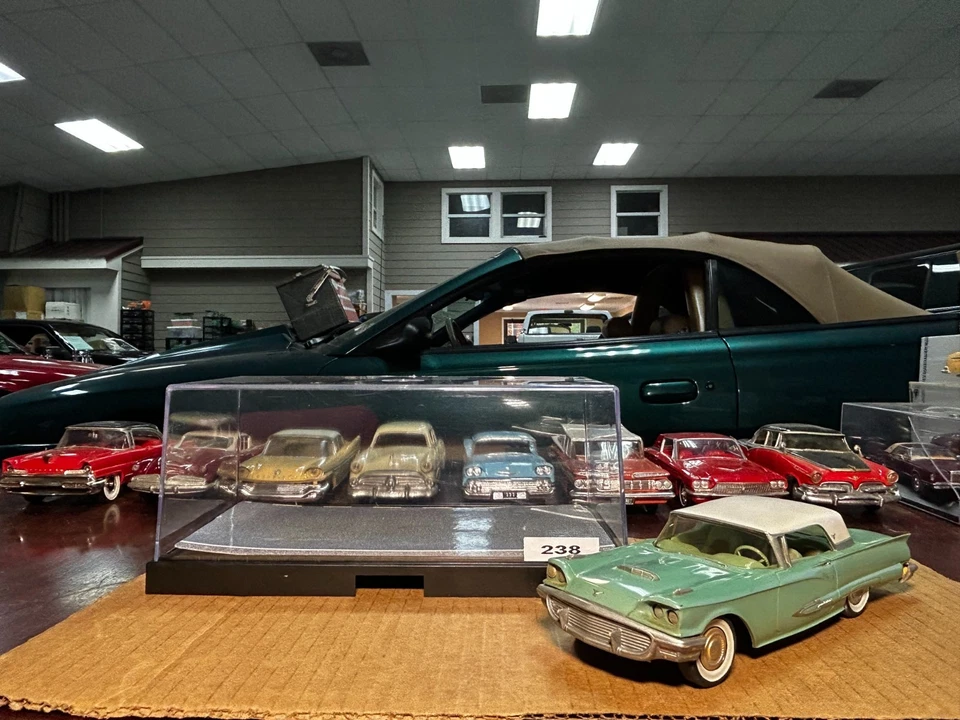 Vintage AMT 1959 Ford Thunderbird Dealer Promo Model Car 1:25 Scale W/ Case - Image 1 of 4