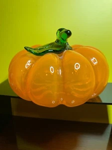 Großer oranger Kürbis aus mundgeblasenem Glas mit grünem Glasstiel - Bild 1 von 6
