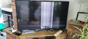 LG 43UM7000PLA43" Smart 4K Ultra HD LED TV *Smashed Screen* - Picture 1 of 4