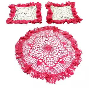 3 Vintage Häkeldeckchen rosa weiß Tisch / Kommode Wohndeko eckig / rund - Bild 1 von 8