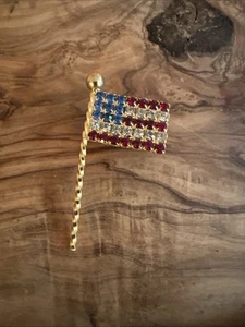 Vintage patriotische amerikanische Flagge Anstecknadel rot weiß blau Kristalle goldfarben 1,75 Zoll - Bild 1 von 6