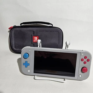 LEGGI!! Nintendo Switch Lite Console Pokemon Edizione Zacian e Zamazenta Grigio - Foto 1 di 11