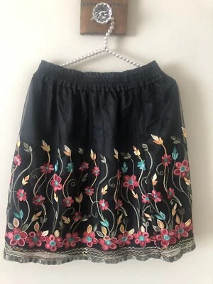 August Silk Mujer Talla M Negro Floral Bordado Línea A Falda Malla Superposición Foto 1 de 4