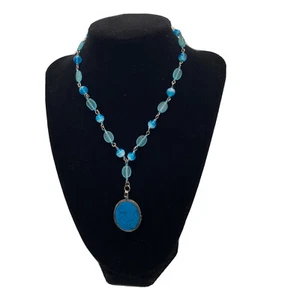 Colgante de color turquesa y tono plateado en collar de cuentas azul claro - Imagen 1 de 11