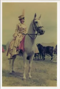 Hermosa dama a caballo Ringling Bros. And Barnum Baily Circus 1952 coloreada - Imagen 1 de 2