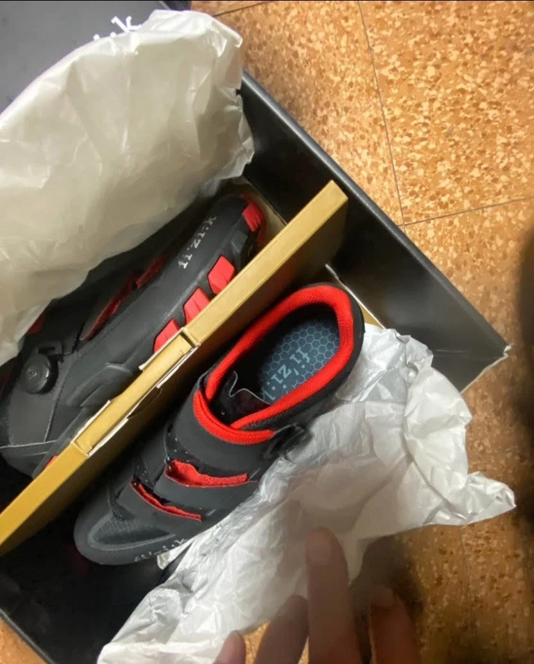 Sapato de ciclismo Fizik tamanho 44 tamanho 10 3/4 - Vermelho e preto - Imagem 1 de 4