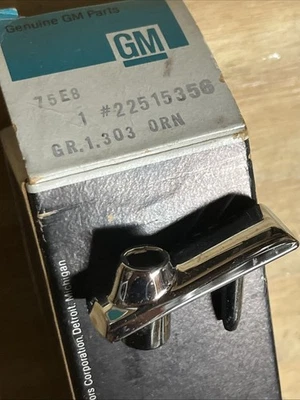 Base de adorno Cutlass Sierra Hood 1982-88 NOS GM 22515356  Foto 1 de 4