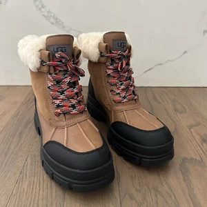 NUEVO EN CAJA UGG Ashton Addie Gamuza Piel de Oveja Botas de Invierno en Castaño Talla 9 M - Imagen 1 de 8
