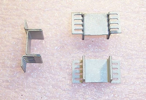 QTY (20)  573300D00000G AAVID THERMALLOY TO-263 D2-PAK TOP MOUNT HEATSINKS ROHS - Picture 1 of 2