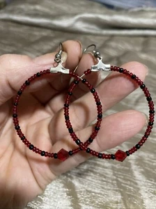 Handgefertigte Perlen Creolen - schwarze & rote Perlen - Bild 1 von 3