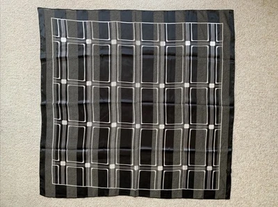 "Bufanda cuadrada Jovani New York blanco y negro patrón geométrico 40x40,25""" Foto 1 de 4