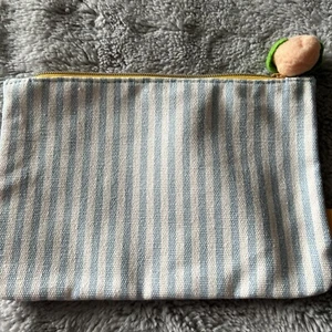 Bolso Ipsy Glam Rayas Azules con Felpa Melocotón Cremallera Bolso Solo Abril 2024 - Imagen 1 de 3
