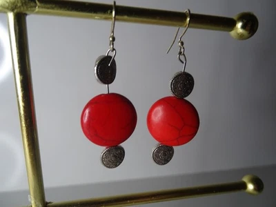 Llamativos pendientes de gancho colgantes de cuentas de howlita roja con detalles plateados Foto 1 de 4