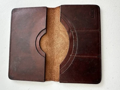 Estuche tipo billetera organizador de viaje de cuero marrón con bolsillo Circa Leathergoods Passport Foto 1 de 4