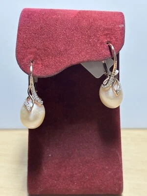 Pendientes colgantes de diamantes y perlas de oro rosa de 14k Foto 1 de 3