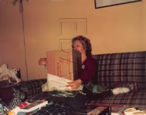 Original 3.5x4.5 Photo Woman Opening Christmas Present Gift H160 #23 - Picture 1 of 2