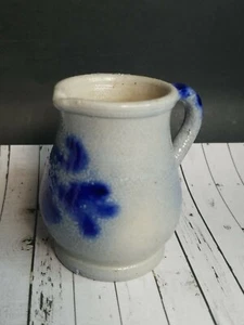Vintage individuelles Milchkännchen Flow blaue Keramik keine Markierung 3" hoch grau Kolbalt - Bild 1 von 12