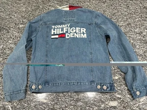 Vintage Tommy Hilfiger Jeans Herren Sm. Blaue Jeansjacke mit Grafik hinten Trucker - Bild 1 von 9