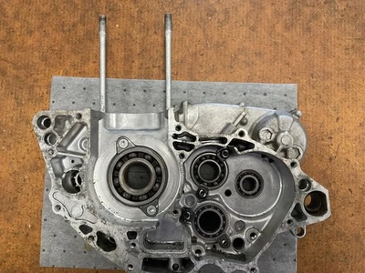 Cárter lateral izquierdo Yamaha YZ250/WR250F 2001-2005 Foto 1 de 4