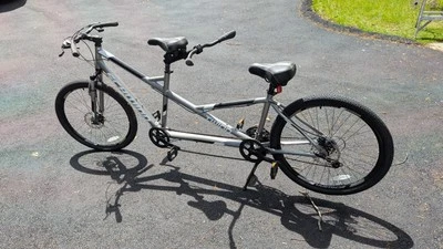 Bicicleta tándem Schwinn Twinn, 26 pulgadas, cuadro de tamaño mediano, 21 velocidades Foto 1 de 4