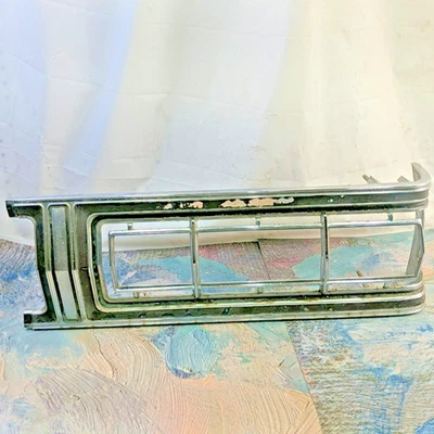 Bisel de luz trasera izquierda cromado y negro Ford D4OB-13504-CD Torino Montego OEM usado Foto 1 de 4