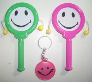 DOS FABRICANTES DE RUIDO ""HAPPY FACE"" Y UN LLAVERO PLÁSTICO JUGUETES PARA NIÑOS NUEVOS - Imagen 1 de 3