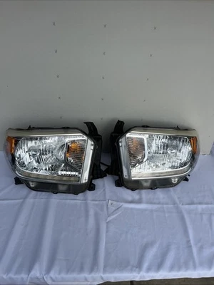 #7.  Par de faros halógenos para Toyota Tundra 2014-2017 Foto 1 de 4