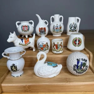 Crested China W.H. Goss Chester Hampshire Grimsby Bettpfosten Lot Vase Topf Urnen Lesen - Bild 1 von 24