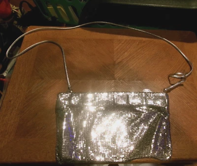 Cartera cruzada de colección de malla plateada discoteca Whiting & Davis Foto 1 de 4