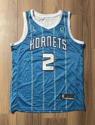 Camiseta Jordan NBA Charlotte Hornets #2 Lonzo Ball Swingman • Talla 52 Foto 1 de 4