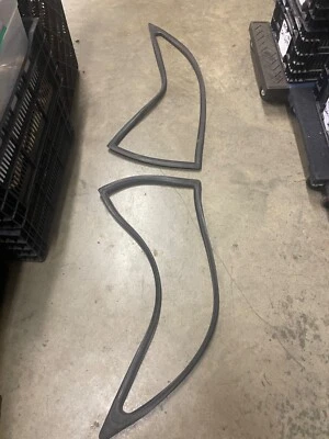 НОВЫЙ ИЗ СТАРЫХ ЗАПАСОВ FORD E6YB- 1984-1990 ESCORT 2 ДВЕРИ КУПЕ 1/4 ОКОННЫЕ ПРОКЛАДКИ УПЛОТНЕНИЯ - Изображение 1 из 4