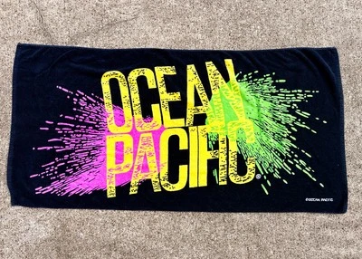 Toalla de playa piscina con logotipo OP Ocean Pacific de colección nueva ola negra con colores Foto 1 de 4