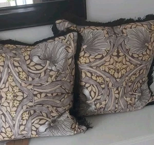 Cojín de plumas de terciopelo y lino de lujo carbón "Pimpinela" William Morris PVP £58 - Imagen 1 de 16