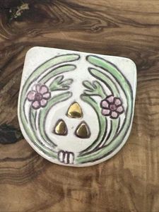 Broche prendedor vintage artesanal de cerámica esmaltada flores florales marfil rosa verde oro - Imagen 1 de 5