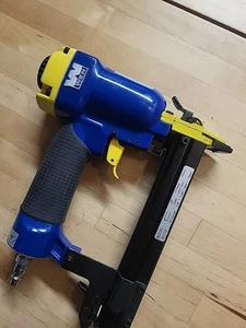Wen: Clavadora Acabado Neumático Calibre 18 3/8-2" Modelo 61710 Nos Con Estuche - Imagen 1 de 9